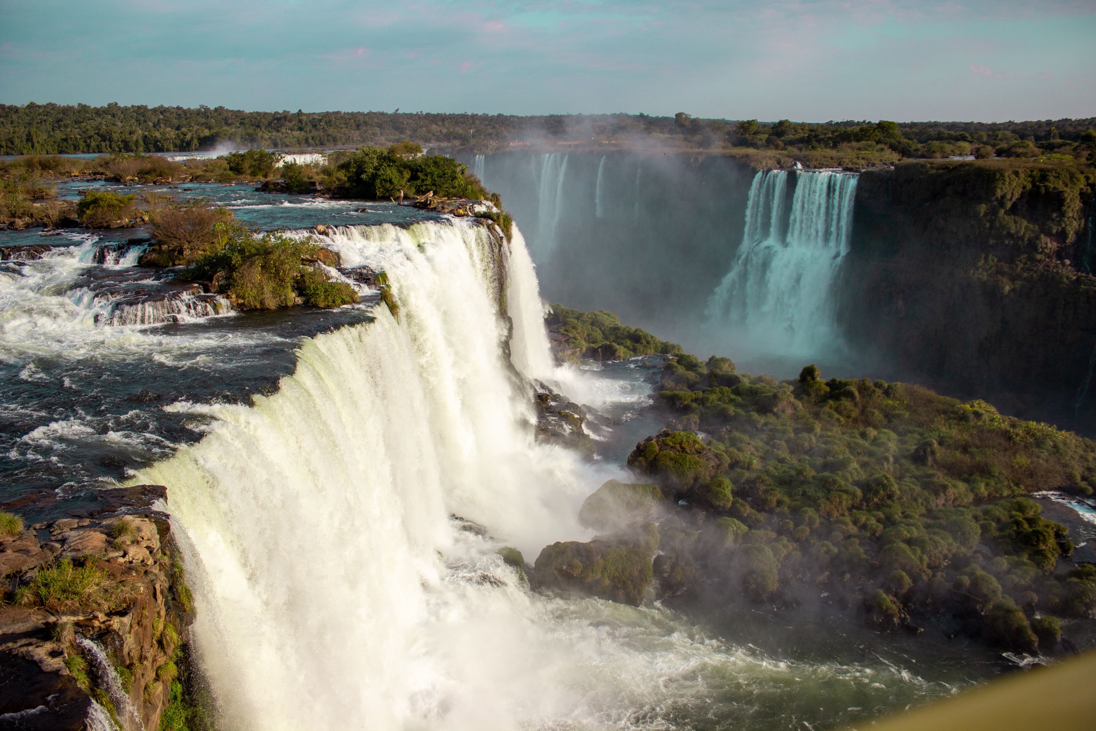 Uma vista deslumbrante das Cataratas do Iguaçu, mostrando as águas em cascata no Paraná, Brasil.