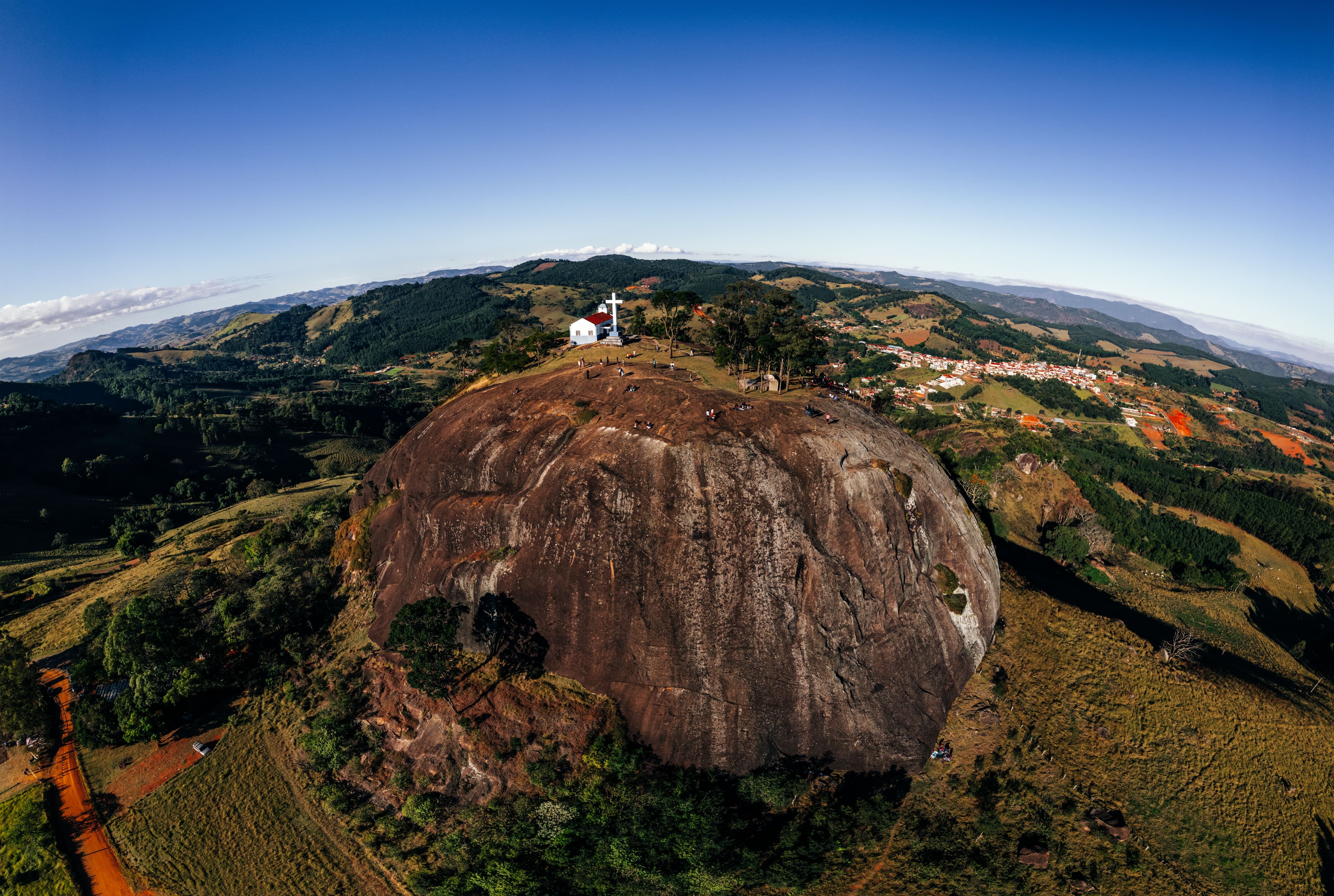 Vista aérea deslumbrante de Pedra Bela, um ponto turístico natural no Brasil, com paisagens pitorescas.