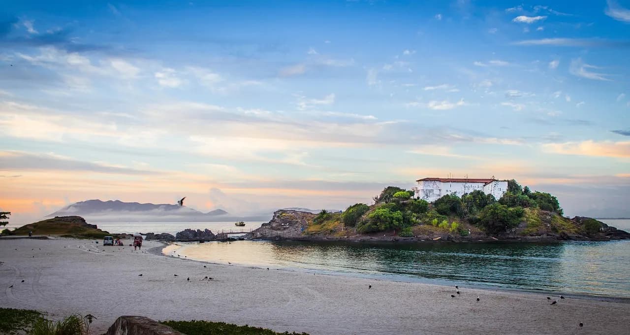 Praia do Forte em Cabo Frio com o Forte São Mateus em uma ilha rochosa ao fundo