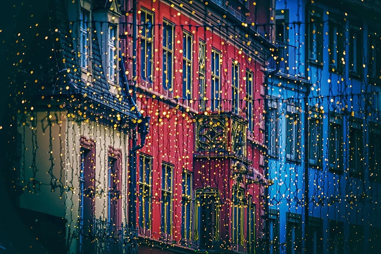 Fachadas de edifícios coloridos iluminadas por uma profusão de luzes de Natal cintilantes
